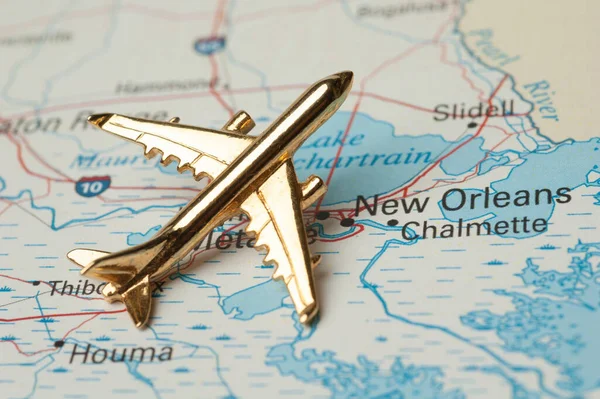 ルイジアナ上空の黄金の飛行機 地図は政府のウェブサイトから無料でダウンロードできます — ストック写真