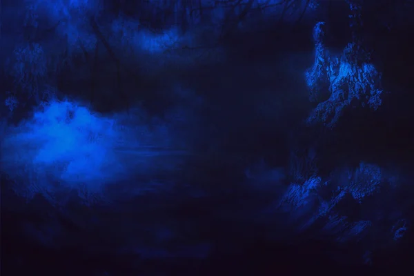 Жуткий дерево в ночной туман — стоковое фото