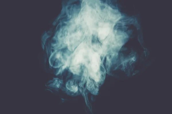 フィルター処理された暗闇の中でたばこを吸う — ストック写真