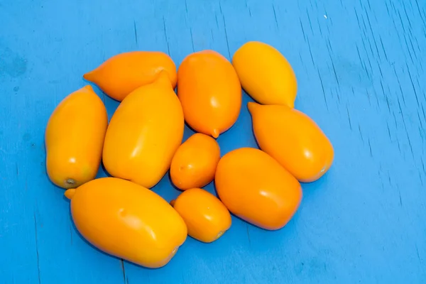 Tomate jaune sur table bleue — Photo