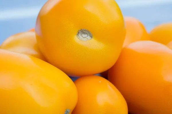 Tomate jaune sur table bleue — Photo