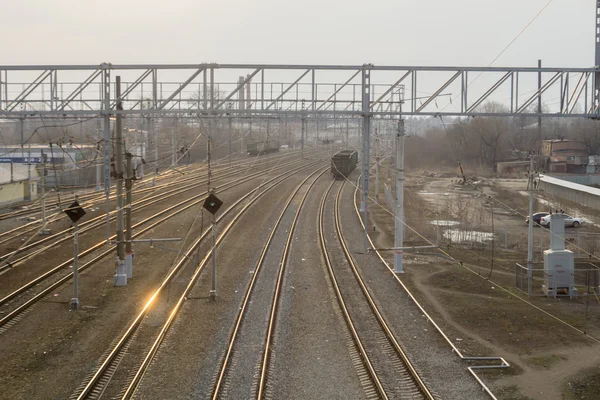 Via férrea na estação ferroviária — Fotografia de Stock