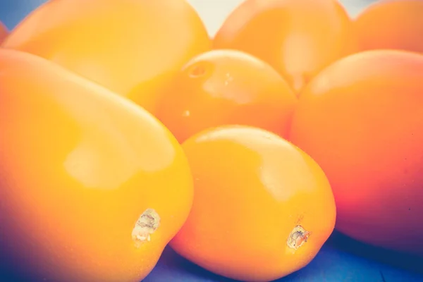 Tomat Kuning di Retro Meja Biru — Stok Foto