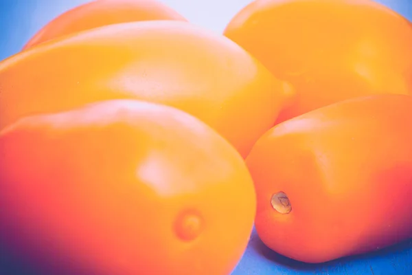 Tomate jaune sur table bleue rétro — Photo