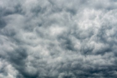 uğursuz gri fırtına bulutları