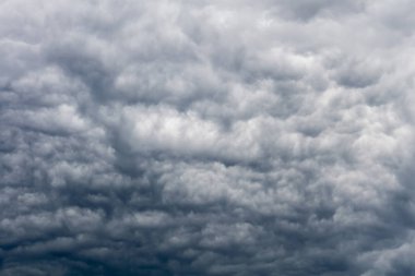 uğursuz gri fırtına bulutları