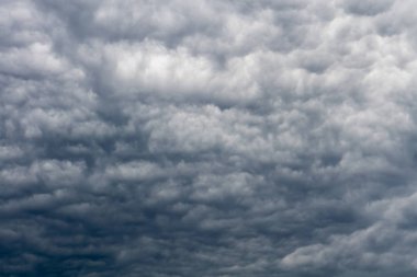 uğursuz gri fırtına bulutları