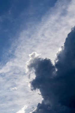 Koyu gri fırtına bulutları