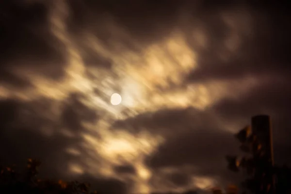 Defocused 밤 하늘 및 달 — 스톡 사진