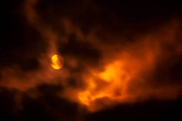 Defokussierter Nachthimmel und Mond — Stockfoto