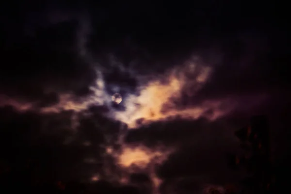 Rozostřeného noční obloha a měsíc — Stock fotografie