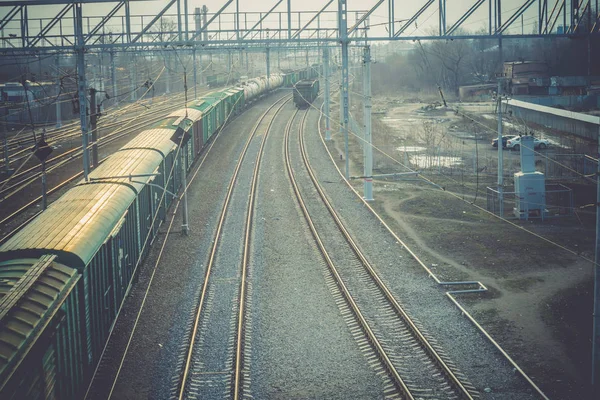 Железнодорожный путь на вокзале — стоковое фото