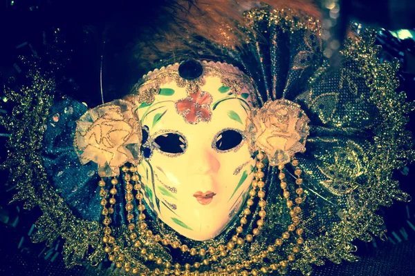 Элегантная венецианская маска — стоковое фото