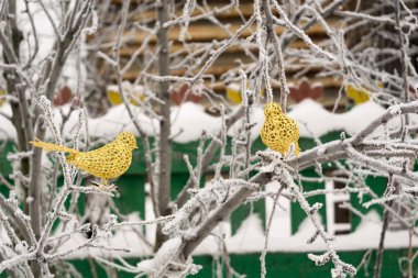 Yapay dekorasyon altın kuş