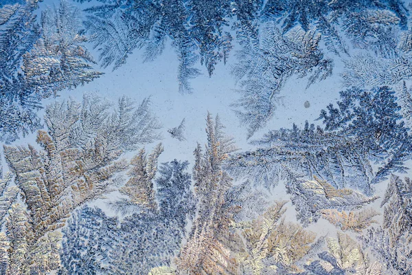 Patrones de heladas de invierno en la ventana — Foto de Stock