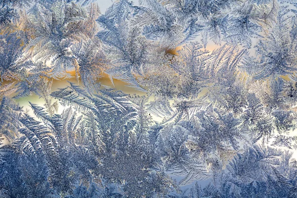 Padrões de geada de inverno na janela — Fotografia de Stock