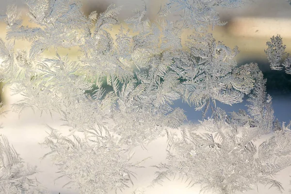Patrones de heladas de invierno en la ventana — Foto de Stock