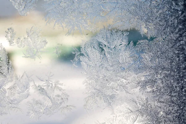 Patrones de heladas de invierno en la ventana — Foto de Stock