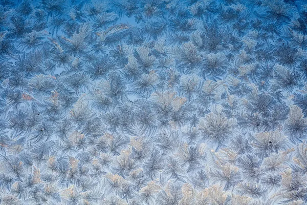 Frostmønstre om vinteren i vindu – stockfoto