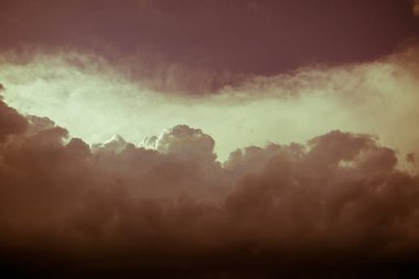 Koyu gri fırtına bulutları filtre