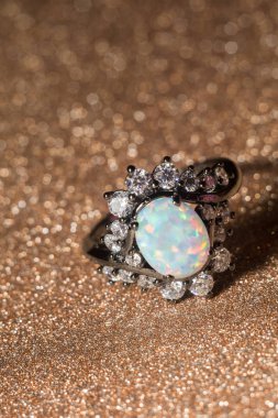 Beyaz Opal yüzük