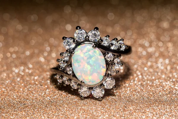 Beyaz Opal yüzük — Stok fotoğraf