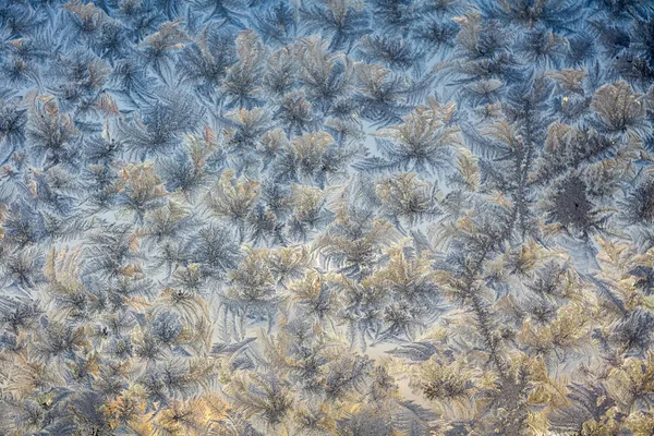 Padrões de geada de inverno na janela — Fotografia de Stock