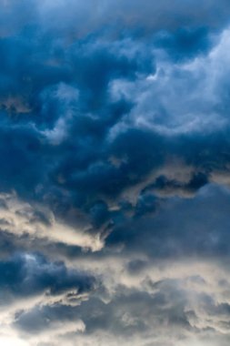 Koyu gri fırtına bulutları