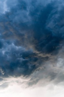 Koyu gri fırtına bulutları