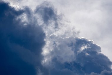 Koyu gri fırtına bulutları