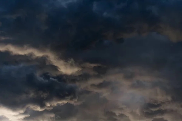 Nubes de tormenta gris oscuro —  Fotos de Stock