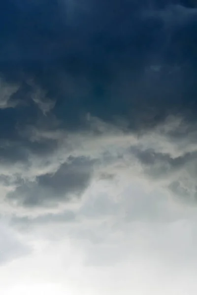 Koyu gri fırtına bulutları — Stok fotoğraf