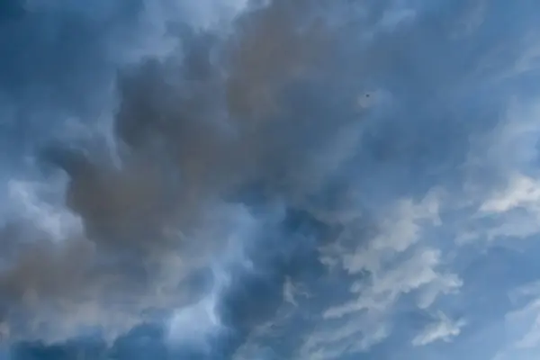 Donkergrijze stormwolken — Stockfoto