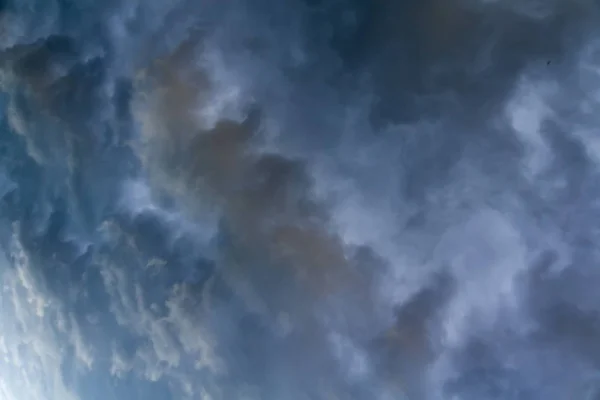 Σκούρα γκρίζα σύννεφα καταιγίδας — Φωτογραφία Αρχείου
