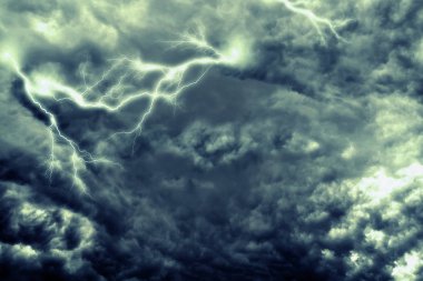 Fırtına bulutları ve yıldırım