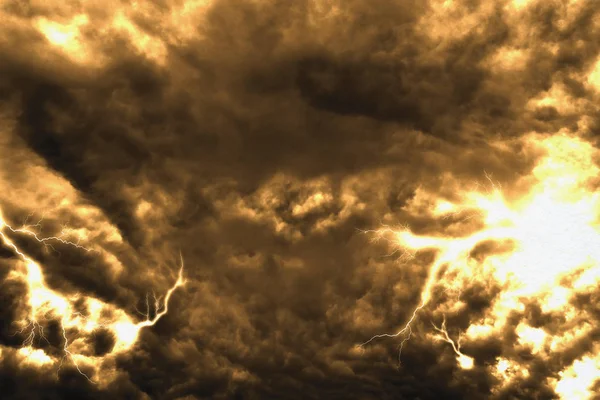 Fırtına bulutları ve yıldırım — Stok fotoğraf