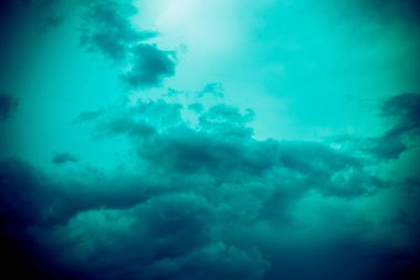 Koyu gri fırtına bulutları filtre