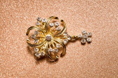 Altın Çiçek Broş şeklinde