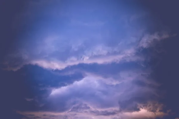 Σκούρο γκρι θυελλώδη σύννεφα φιλτραρισμένα — Φωτογραφία Αρχείου