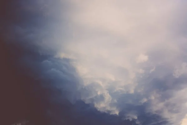 Donkere grijze stormachtige wolken gefilterd — Stockfoto