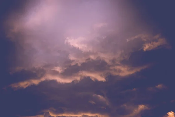 Темно-серые грозовые облака — стоковое фото