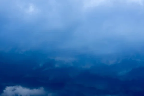 Ciemny szary burzliwy chmury — Zdjęcie stockowe