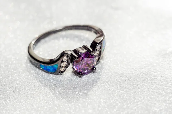 Schwarzer Ring mit Amethyst — Stockfoto