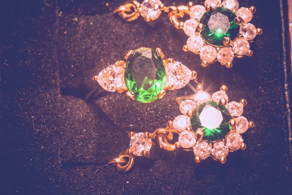 Goldener Ring mit Smaragd-Retro — Stockfoto