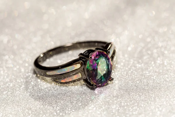 Ουράνιο τόξο δαχτυλίδι τοπάζι — Φωτογραφία Αρχείου