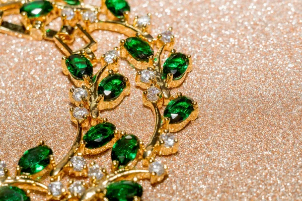 Emerald ile altın bileklik — Stok fotoğraf