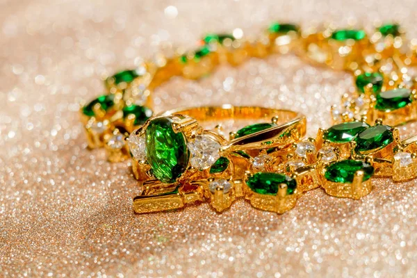 Pulseira dourada com esmeralda — Fotografia de Stock