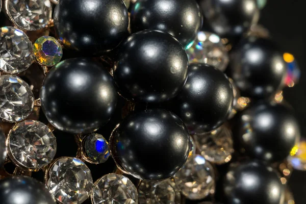 Broche redondo de perlas negras — Foto de Stock