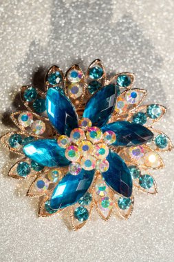 Mavi çiçek Broş şeklinde