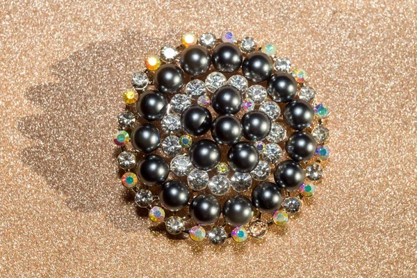 黑色珍珠圆胸针 — 图库照片